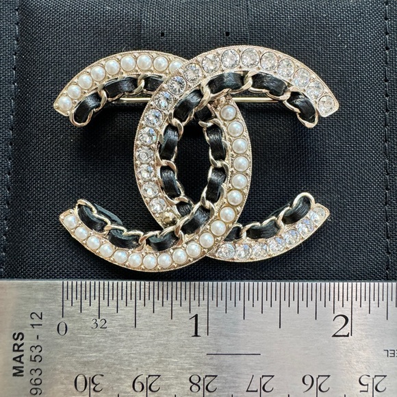 CHANEL 20K CLASSIC GOLD TONE LARGE BIG CC LOGO PEARL CHAIN CRYSTALS BROOCH PIN - Picture 6 of 11